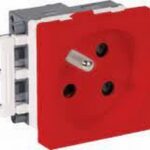 PRISE 2P+T 45*45 POUR PLINTHE ROUGE/EP100/6R